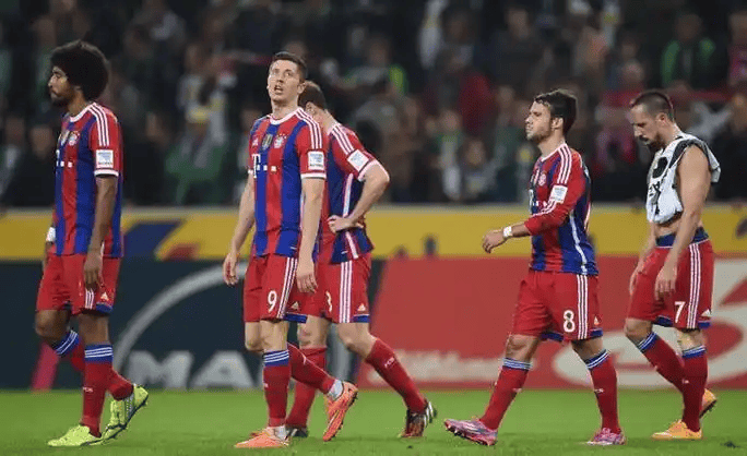 周日015德甲焦点：门兴主场破局？斯图加特残阵防反偷分